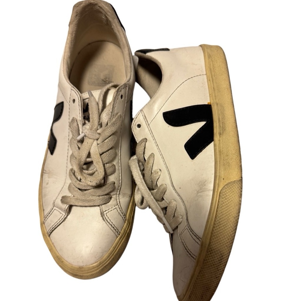 ✨ Veja Sneakers Size 7  Preowned Beaters Used Condition